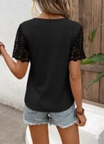 Kadın Kısa Kollu V Yakalı önden Düğmeli Dantel Detaylı Waffle Bluz - Görsel 3