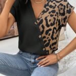 Kadın Kısa Kollu V Yakalı önden Düğmeli Leopar Desen Detaylı Viskon Bluz