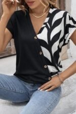 Kadın Kısa Kollu V Yakalı önden Düğmeli Leopar Desen Detaylı Viskon Bluz - Görsel 2