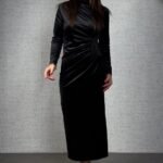 Kadı Uzun Kollu Omuzdan Büzgülü Yandan Taş Detaylı Uzun Kadife Elbise