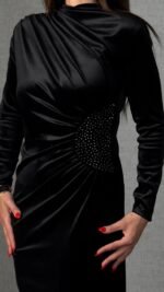 Kadı Uzun Kollu Omuzdan Büzgülü Yandan Taş Detaylı Uzun Kadife Elbise - Görsel 2