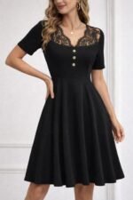 Kadın Kısa Kollu Dantel V Yakalı Düğmeli Kısa Janjan Krep Elbise - Görsel 3