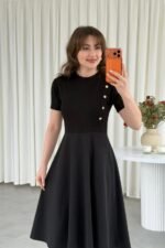 Kadın Kısa Kollu Bisiklet Yaka Gold Düğme Detay Midi Boy Elbise - Görsel 2