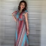 Kadın Kısa Kollu V Yakalı Desenli Yandan Yırtmaçlı Süprem Elbise