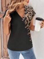 Kadın Kısa Kollu V Yakalı önden Düğmeli Leopar Desen Detaylı Viskon Bluz - Görsel 3