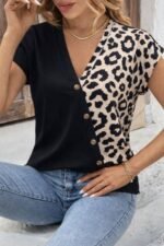 Kadın Kısa Kollu V Yakalı önden Düğmeli Leopar Desen Detaylı Viskon Bluz - Görsel 2