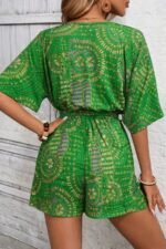 Kadın Kısa Kollu Kruvaze Yakalı Belden Kuşaklı Desenli Kısa Süprem Tulum - Görsel 3