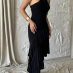 GÜLLÜ ELBİSE ASİMETRİK KATLI - Siyah