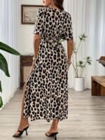 Kadın Kısa Kollu V Yakalı Beli Lastikli Yırtmaçlı Uzun Leopar Desenli Süprem Elbise - Görsel 5