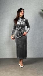 Kadı Uzun Kollu Omuzdan Büzgülü Yandan Taş Detaylı Uzun Kadife Elbise