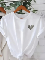 Kadınlar Için Şık Leopar Kalp Baskılı Günlük Tişört - Büyük Beden, Makinede Yıkanabilir, Sevgililer Günü - Günlük Kıyafetler Için Mükemmel- Beyaz - Görsel 2