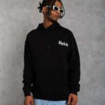 Erkek Oversize Üç İplik Kapüşonlu Sweat – Siyah Kol Ve Etek Ribana Detaylı, Ön Ve Sırt Baskılı, Kanguru Cepli Rahat Kalıp Model