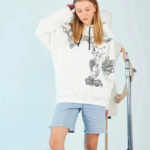 Kapüşonlu Üç İplik Sweatshirt – Beyaz Strong Heykel Baskılı, Rahat Kalıp, Kanguru Cepli Modern Tasarım