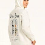 Oversize Üç İplik Şardonlu Kapüşonlu Sweatshirt – Beyaz “Other Lives” Ön Ve Arka Baskılı, Kanguru Cepli, Ribanalı Rahat Kışlık Model Beyaz