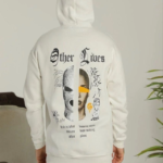 Oversize Üç İplik Şardonlu Kapüşonlu Sweatshirt – Beyaz “Other Lives” Ön Ve Arka Baskılı, Kanguru Cepli, Ribanalı Rahat Kışlık Model Beyaz