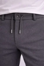 Erkek Diagonel Mikro Dokulu Duble Paça Cepli Pantolon Bağcıklı Bel, Modern Kesim - Füme - Görsel 3