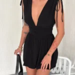 Derin V Yaka Etek Görünümlü Şortlu Elbise Drapeli Mini Yazlık - Siyah