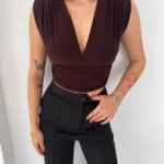 Vatkalı Kolsuz V Yaka Drapeli Crop Bluz Likralı Fit - Kahverengi