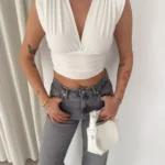 Vatkalı Kolsuz V Yaka Drapeli Crop Bluz Likralı Fit - Beyaz