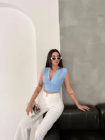 Vatkalı Kolsuz V Yaka Drapeli Crop Bluz Likralı Fit - Bebek Mavisi - Görsel 4