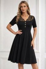 Kadın Kısa Kollu Dantel V Yakalı Düğmeli Kısa Janjan Krep Elbise - Görsel 2