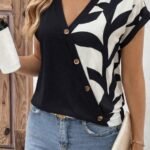 Kadın Kısa Kollu V Yakalı önden Düğmeli Leopar Desen Detaylı Viskon Bluz