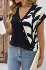 Kadın Kısa Kollu V Yakalı önden Düğmeli Leopar Desen Detaylı Viskon Bluz