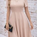 Kadın Kısa Kollu Yakadan Bağcıklı Ve Fırfırlı Midi Janjan Krep Elbise