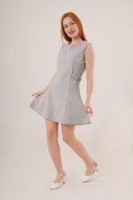 Yanları Zincir Detaylı Sıfır Kol Gri Mini Elbise - Görsel 4