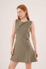 Yanları Zincir Detaylı Sıfır Kol Haki Mini Elbise - Görsel 4