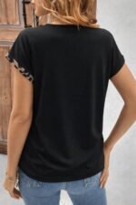 Kadın Kısa Kollu V Yakalı önden Düğmeli Leopar Desen Detaylı Viskon Bluz - Görsel 3