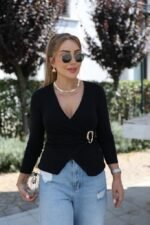 Kadın Uzun Kollu Kruvaze Yakalı Toka Detaylı Viskon Bluz - Görsel 2