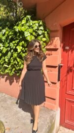 Kadın Kısa Kollu Yakası Açık Belden Lastikli Pileli Kısa Ithal Krep Elbise - Görsel 2