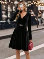 Kadın Uzun Kollu Kruvaze Yakalı Toka Detaylı Mini Kadife Elbise - Görsel 4