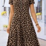 Kadın Kısa Kollu Yakası Fermuar Detaylı Leopar Desenli Midi Süprem Elbise