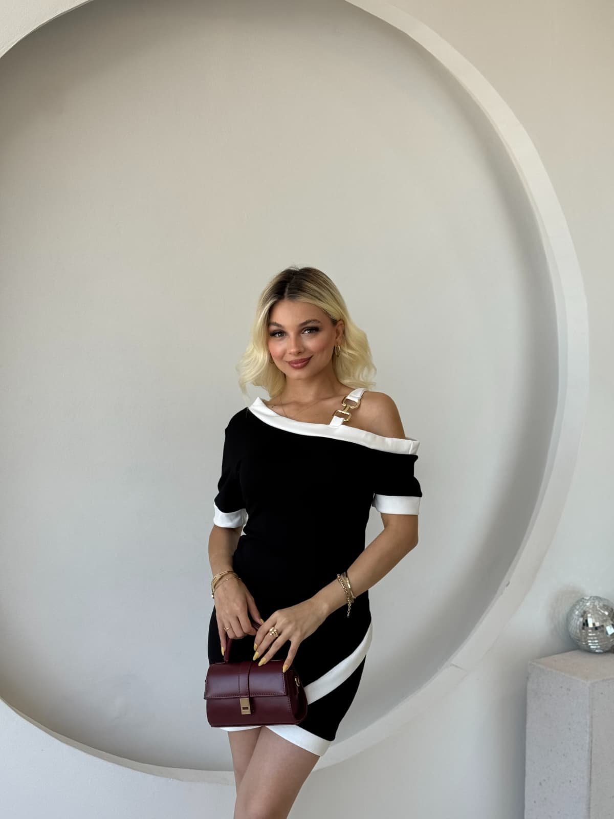 7732c4ad13b4baf6e8b98ec975f8dd52.jpg Kadın Kısa Kollu Asimetrik Kesim Yaka şerit Ve Aksesuar Detaylı Modal Elbise - Görsel 1