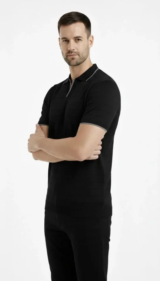 TY6973f95e9d9326973f95e9d934.webp Erkek Triko Kumaş Yakalı Düğmesiz Açık Yaka Fitilli Kısa Kollu Regular Fit Tişört T-shirt - Siyah - Görsel 1