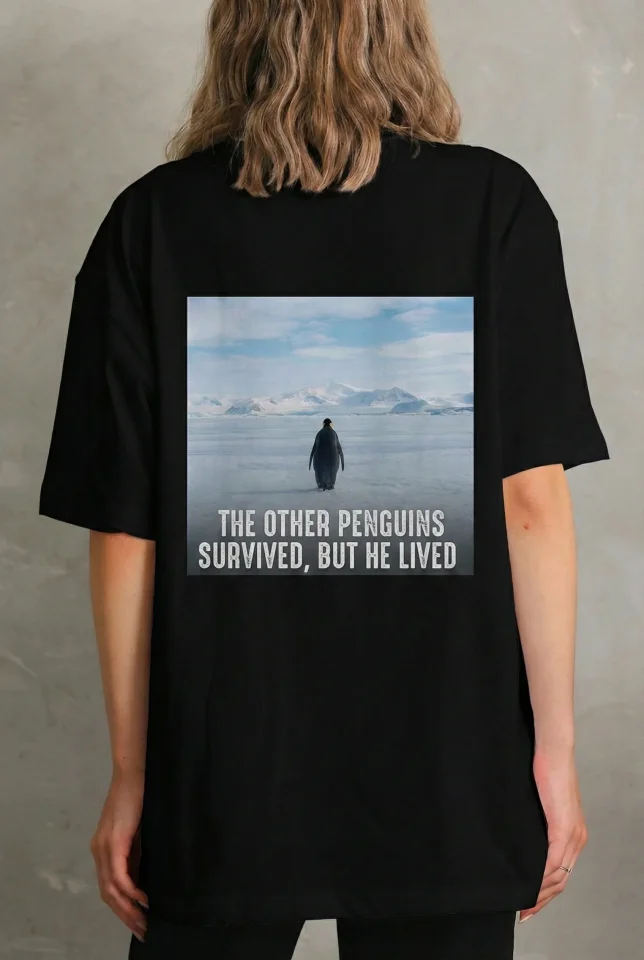 TY697b63ce0ce38697b63ce0ce3a.webp Oversize Tişört - Sırt Baskılı Survivor Penguin Temalı, Felsefi Yazılı Bisiklet Yaka Tişört - Siyah - Görsel 1