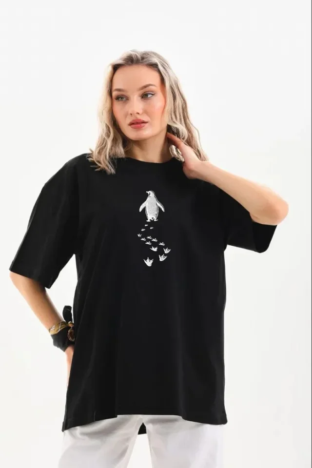 TY697b71cc7e96c697b71cc7e96e.webp Nihilist Penguen Temalı Oversize Bisiklet Yaka Tişört - Siyah - Görsel 1