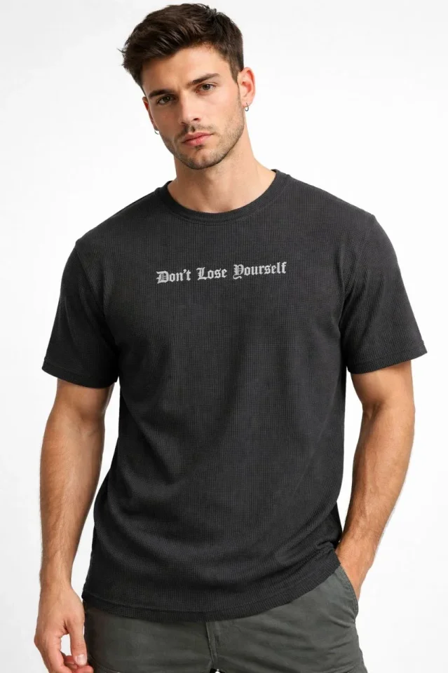TY699c1a04bf802699c1a04bf805.webp Erkek Wafıl Kumaş Tişört Regular Kalıp Bisiklet Yaka Baskılı Günlük Basic T-Shirt - Siyah - Görsel 1