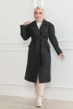 Kaşe Kaban Uzun Boy 115 Cm Kruvaze Yaka Kuşaklı Astarlı Tesettür Kaban Yünlü - Siyah - Görsel 4