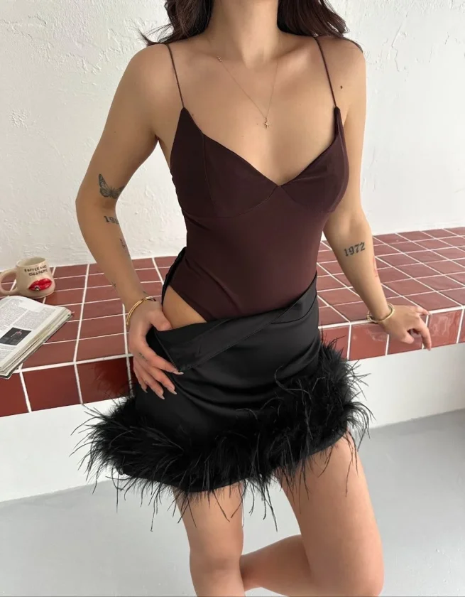 TY69d266f110e8e69d266f110e90.webp Derin Dekolte Askılı Body Sırt Dekolteli Şık Kolsuz Yazlık Bodysuit - Kahverengi - Görsel 1