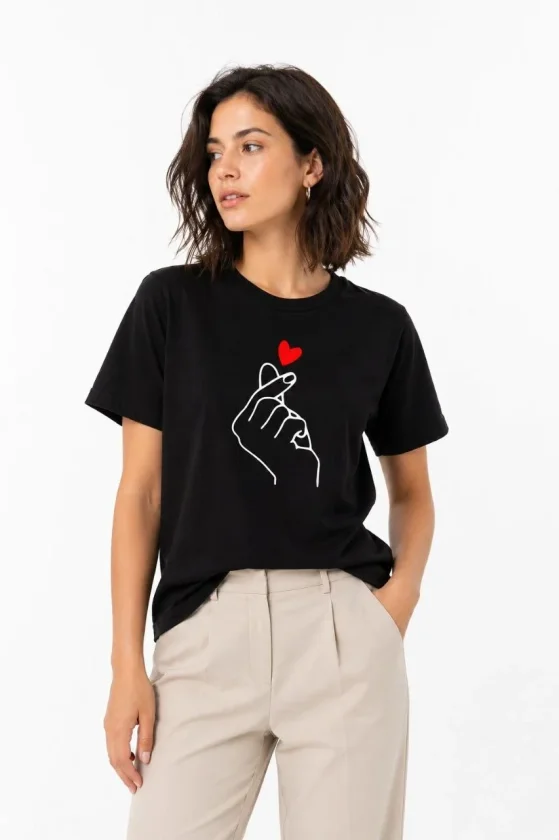 TY69f33218a752d69f33218a7531.webp Kore Parmak Kalp Aşk Temalı Minimal Baskılı Tişört Yazlık Kısa Kol T-Shirt - Siyah - Görsel 1