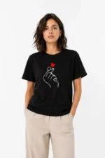 Kore Parmak Kalp Aşk Temalı Minimal Baskılı Tişört Yazlık Kısa Kol T-Shirt - Siyah - Görsel 2