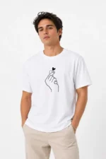Erkek Kore Parmak Kalp Aşk Temalı Minimal Baskılı Tişört Yazlık Kısa Kol T-Shirt - Beyaz - Görsel 3