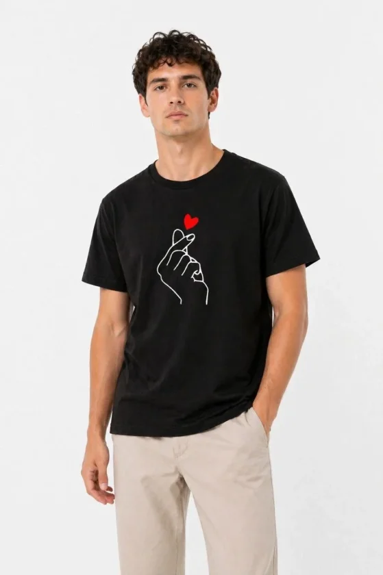 TY69f498e1984a969f498e1984aa.webp Erkek Kore Parmak Kalp Aşk Temalı Minimal Baskılı Tişört Yazlık Kısa Kol T-Shirt - Siyah - Görsel 1