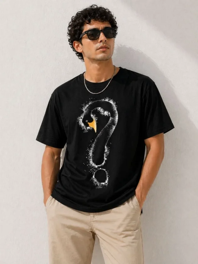 TY69f49fea6cab869f49fea6caba.webp Erkek Kuğu Figürlü Soru İşareti Baskılı Tişört Kısa Kol T-Shirt - Siyah - Görsel 1