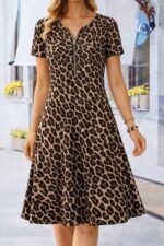 Kadın Kısa Kollu Yakası Fermuar Detaylı Leopar Desenli Midi Süprem Elbise