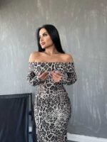 Kadın Madonna Yaka Dalgıç Kumaş Leopar Desen Maxi Boy Derin Yırtmaçlı Elbise - Görsel 2