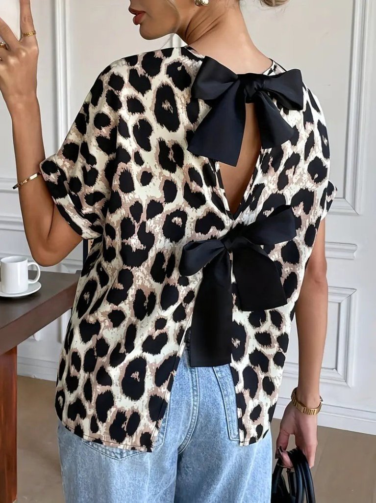 30128b86564ea40692c5.jpeg Kadın Kısa Kollu Bisiklet Yaka Arkadan Fiyonk Detaylı Leopar Süprem Bluz - Görsel 1